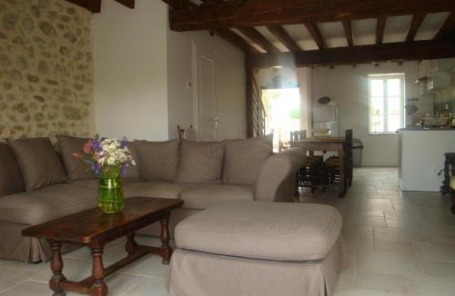 Saint-Priest-d'Andelot House | Gîte rénové, draps inclus, terrasse, salle de jeux, poêle, WiFi, animaux OK, parking, campagne calme - FR-1-489-410