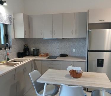 Alikanas Apartment | GEORGIAS Apt,brand new 2025 modern Apt in the center of Alikanas