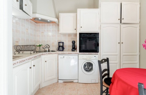 Villedieu Apartment | Gite 'Gite Du Petit Bois' with Shared Pool, Wi-Fi, and Air Conditioning