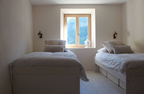 Les Vigneaux Ski Chalet | Gîte with private swimming pool at the gateway to the Ecrins*.
