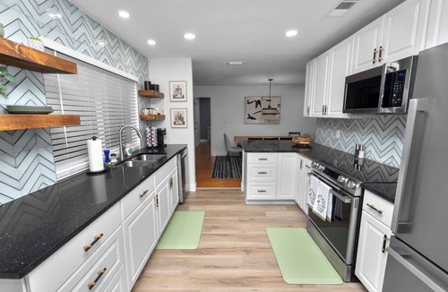 Lakeland House | Glamorous 3BR Retreat on an Acre!