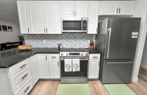 Lakeland House | Glamorous 3BR Retreat on an Acre!