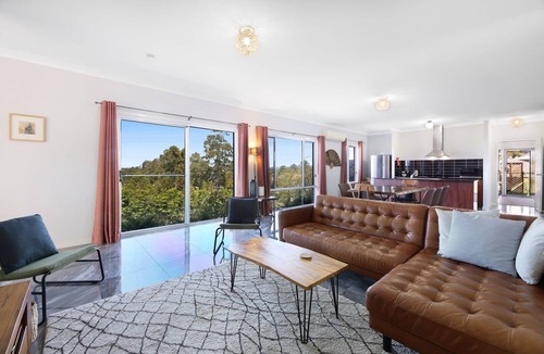 Upper Coomera House | Gold Coast Family Stay - 4BR Near Theme Parks