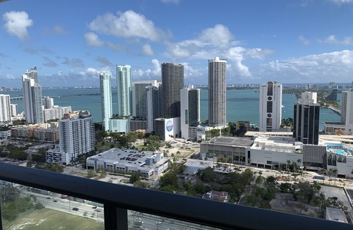 Town Square Apartment | Gorgeous modern apartment in the heart of Miami