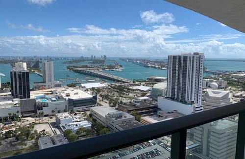 Town Square Apartment | Gorgeous modern Studio in the heart of Miami!