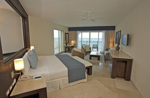 Punta Cancun Resort | Grand Resort in Captivating Cancún with Air Conditioning, Gym and WiFi