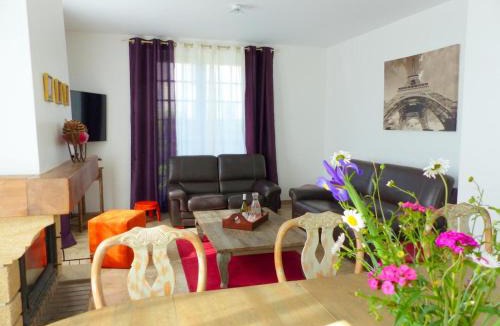 Le Mayet-de-Montagne House | Grande maison contemporaine avec piscine et animaux admis - FR-1-489-134