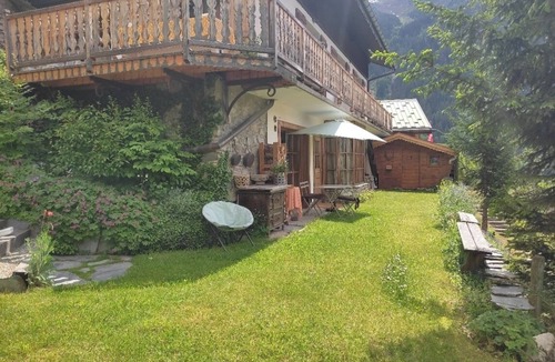 Champagny-en-Vanoise Apartment | Ground floor apartment 55 m2 + garden in chalet, resort-village center, quiet location