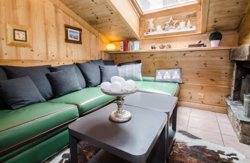 Les Praz-de-Chamonix Apartment | Ground floor, terrace, fireplace or stove, parking, tv, 68m², Chamonix