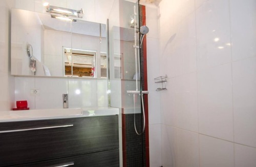 Les Praz-de-Chamonix Apartment | Ground floor, terrace, fireplace or stove, parking, tv, 68m², Chamonix