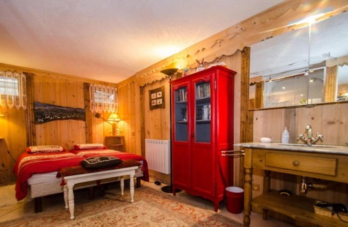Les Praz-de-Chamonix Apartment | Ground floor, terrace, fireplace or stove, parking, tv, 68m², Chamonix