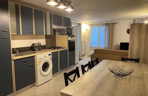 Valensole House | Ground floor of a villa with a garden and private parking
