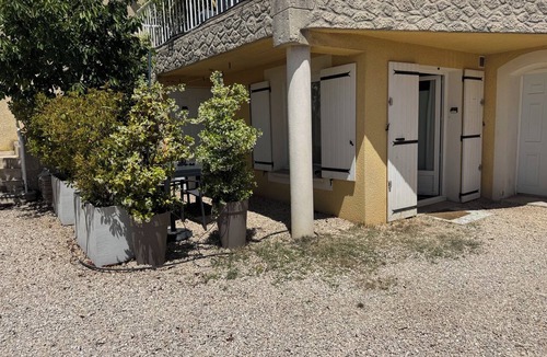 Valensole House | Ground floor of a villa with a garden and private parking