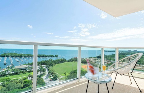 Coconut Grove Apartment | Grove Retreat for Couples | Walk to CocoWalk