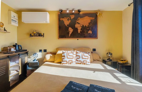 Sainte-Croix-du-Verdon Bed & Breakfast | Guest Room "Voyage" with Shared Terrace, Wi-Fi and Air Conditioning