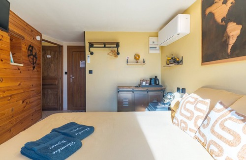 Sainte-Croix-du-Verdon Bed & Breakfast | Guest Room "Voyage" with Shared Terrace, Wi-Fi and Air Conditioning
