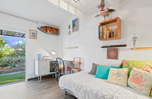 Pierrefeu-du-Var Bed & Breakfast | Guest Room "Au Jardin Des Couleurs" with Mountain View, Wi-Fi and Air Conditioning