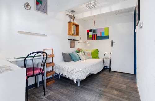 Pierrefeu-du-Var Bed & Breakfast | Guest Room "Au Jardin Des Couleurs" with Mountain View, Wi-Fi and Air Conditioning