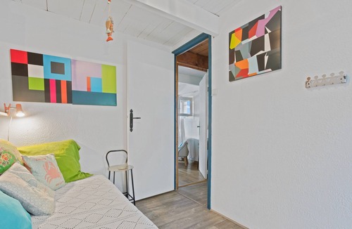 Pierrefeu-du-Var Bed & Breakfast | Guest Room "Au Jardin Des Couleurs" with Mountain View, Wi-Fi and Air Conditioning