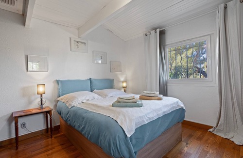 Pierrefeu-du-Var Bed & Breakfast | Guest Room "Au Jardin Des Couleurs" with Mountain View, Wi-Fi and Air Conditioning