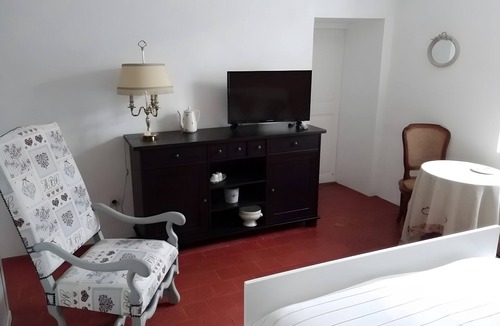 Augy-sur-Aubois Bed & Breakfast | Guest Room 'Four À Pains - Marie Louise' with Shared Terrace, Garden, and Wi-Fi