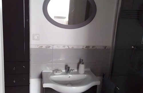 Augy-sur-Aubois Bed & Breakfast | Guest Room 'Four À Pains - Marie Louise' with Shared Terrace, Garden, and Wi-Fi