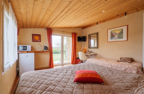 Saint-Remeze Bed & Breakfast | Guest Room 'Gorges de l’Ardèche' with Shared Pool, Wi-Fi, and Air Conditioning