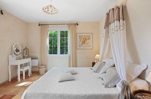 Carces Bed & Breakfast | Guest Room “La Treille” with Shared Pool, Communal Terrace, and Wi-Fi
