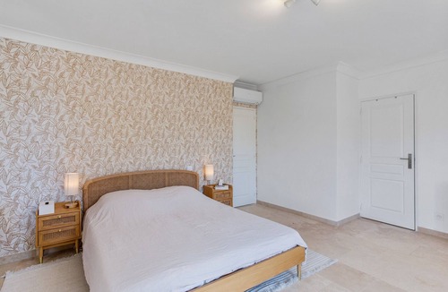Le Thoronet Bed & Breakfast | Guest Room “La Tropézienne” with Mountain View, Wi-Fi and Air Conditioning