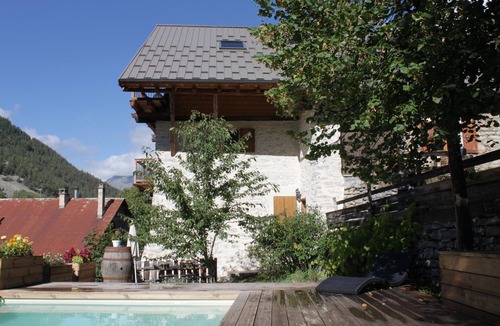 Les Vigneaux Apartment | Guest Rooms in Pelvoux with Mountain View, Shared Pool, and Wi-Fi