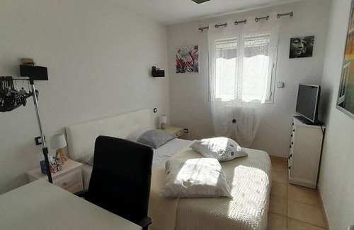 Le Luc Bed & Breakfast | Guest Rooms 'Le Paradis' with Shared Pool, Wi-Fi and Air Conditioning
