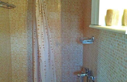 Mikro Papigko House | Guesthouse IRO