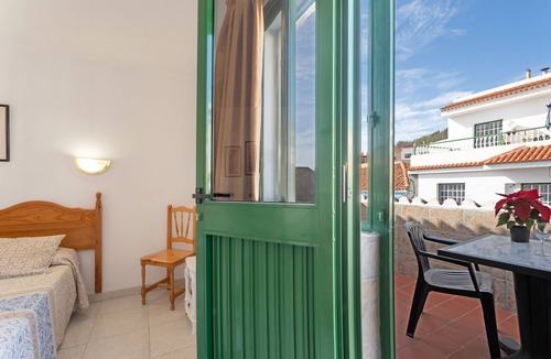 Vilaflor Apartment | 'Habitación 11 Con Balcón' with Balcony and Wi-Fi