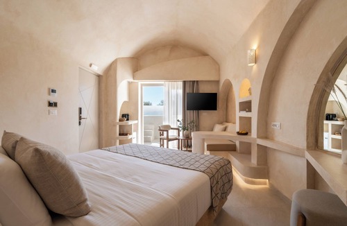 Perissa Hotel | Heyday Luxury Suites
