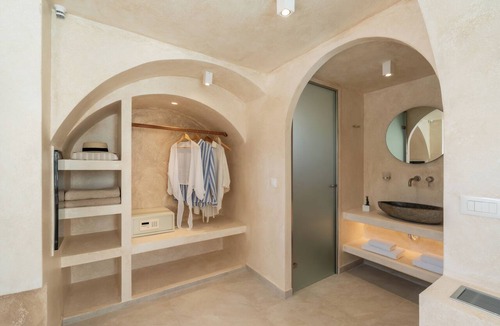 Perissa Hotel | Heyday Luxury Suites