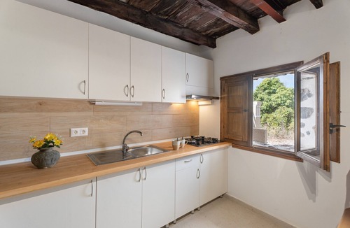 Valle de San Lorenzo Apartment | Holiday Apartment 'La Generosa' with Wi-Fi