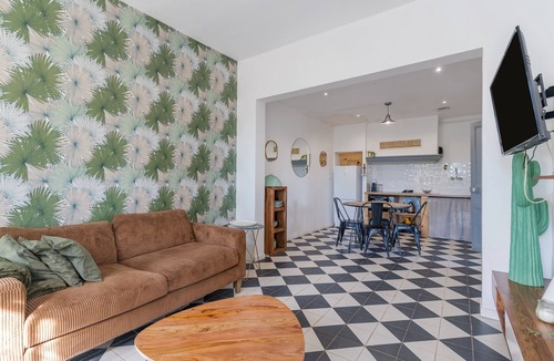Esparron House | Holiday Home 'Maison Contemporaine Provençale' with Shared Pool, Wi-Fi and Air Conditioning