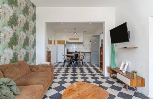 Esparron House | Holiday Home 'Maison Contemporaine Provençale' with Shared Pool, Wi-Fi and Air Conditioning