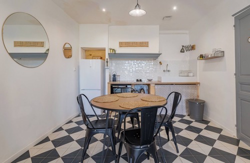 Esparron House | Holiday Home 'Maison Contemporaine Provençale' with Shared Pool, Wi-Fi and Air Conditioning