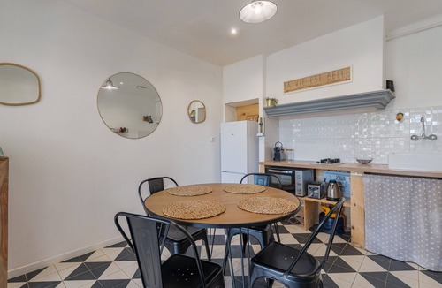Esparron House | Holiday Home 'Maison Contemporaine Provençale' with Shared Pool, Wi-Fi and Air Conditioning