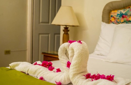 Runaway Bay Resort | Holiday Haven Resort Honeymoon wt Jacuzzi