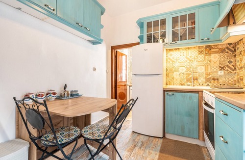 Kallithea House | Holiday Home 'Beautiful Historic House' with Private Garden, Wi-Fi and Air Conditioning