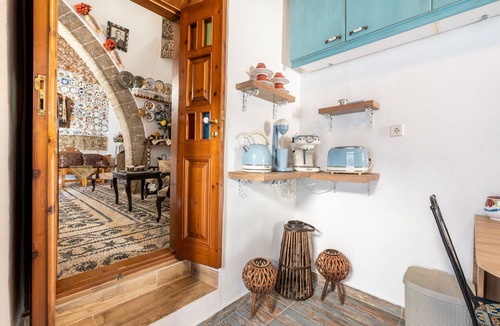 Kallithea House | Holiday Home 'Beautiful Historic House' with Private Garden, Wi-Fi and Air Conditioning