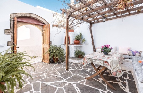 Kallithea House | Holiday Home 'Beautiful Historic House' with Private Garden, Wi-Fi and Air Conditioning