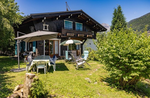 Les Houches Ski Chalet | Holiday Home 'Chalet Le Margouillat' with Mountain View, Terrace & Wi-Fi