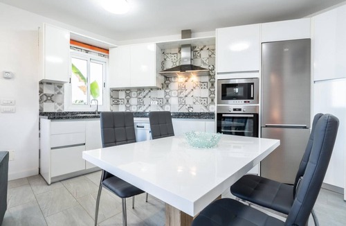 Armenime House | Holiday Home 'El Rinconcito With Sea Views' with Wi-Fi & Air Conditioning