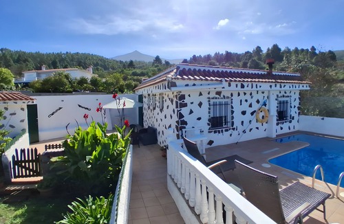 Icod de los Vinos House | Holiday Home LaCerca with Sea View, Pool, Wi-Fi & Garden