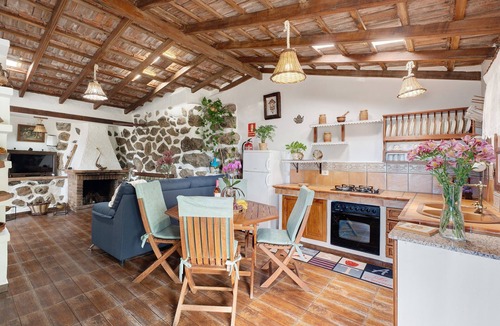 Cueva del Viento House | Holiday Home 'Rosalía' with Sea View, Terrace and Wi-Fi
