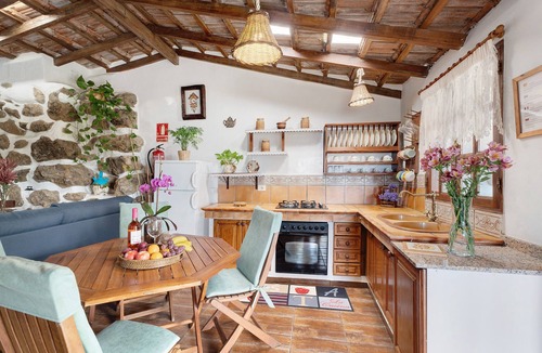 Cueva del Viento House | Holiday Home 'Rosalía' with Sea View, Terrace and Wi-Fi