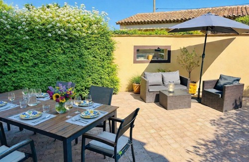 Saint-Tropez House | Holiday Home 'Grillons' with Shared Pool, Wi-Fi and Air Conditioning